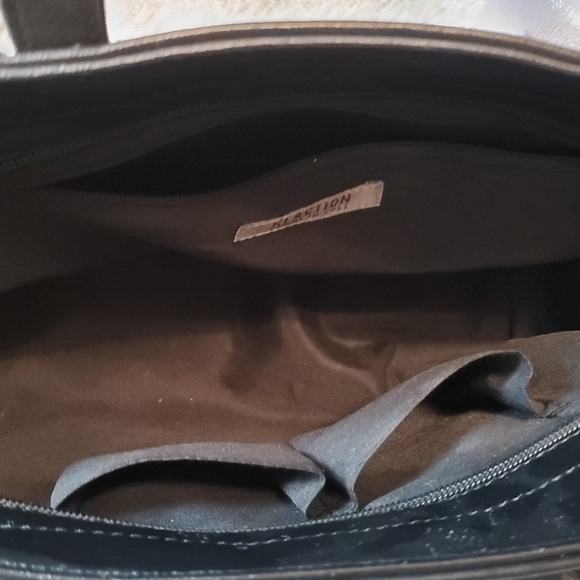Kenneth Cole Reaction Bag - Picture 5 of 16